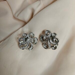 Vintage Crown Trifari Silver Tone Textured Swirl Clip On Earrings Mid Century